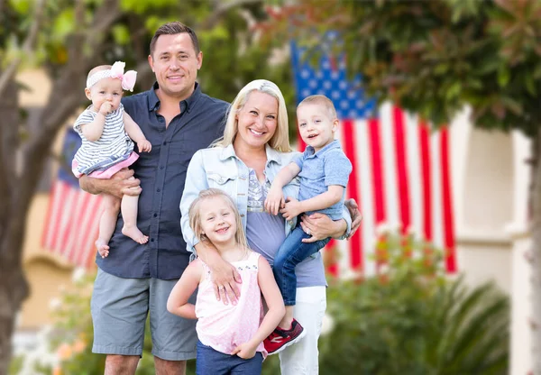 Jovem Família Caucasiana Feliz Frente Casas Com Bandeiras Americanas — Fotografia de Stock