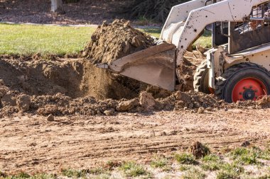 Küçük Buldozer Havuz Kurulumu İçin Bahçede Kazıyor.