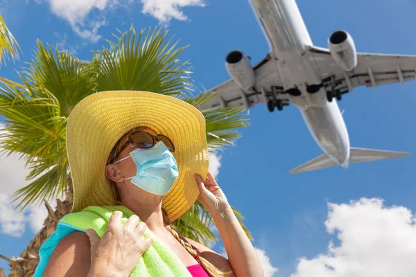 Meisje Met Handdoek Hoed Zonnebril Gezichtsmasker Onder Palmboom Vliegtuig — Stockfoto