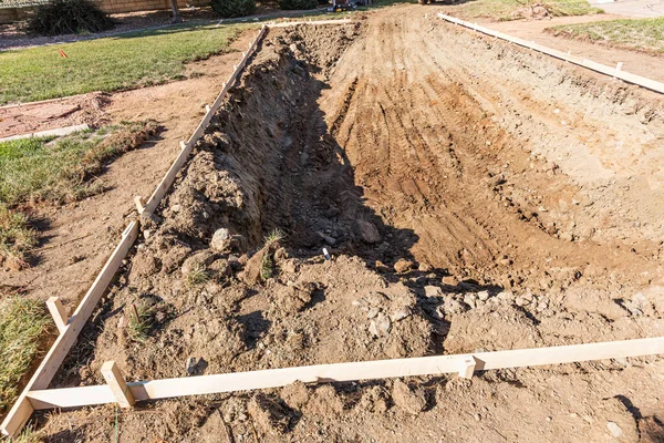 Agujero Recién Excavado Patio Preparándose Para Instalación Piscina — Foto de Stock