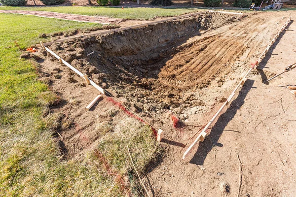 Frisch Gegrabenes Loch Hof Bereitet Sich Auf Schwimmbadeinbau Vor — Stockfoto