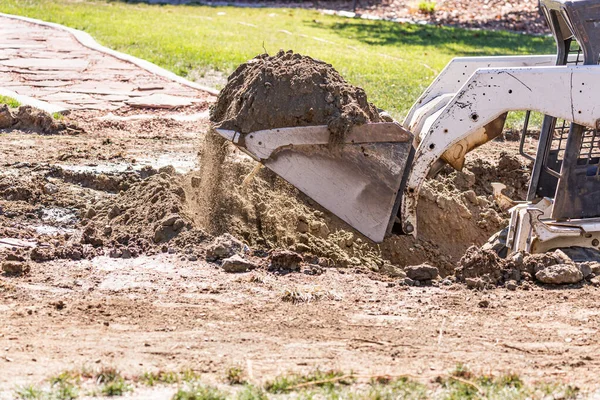 Piccolo Bulldozer Scavare Nel Cortile Installazione Della Piscina — Foto Stock