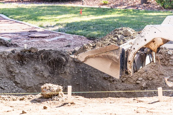 Kleine Planierraupe Gräbt Hof Für Pool Installation — Stockfoto