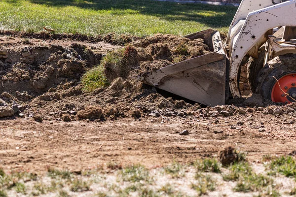 Küçük Buldozer Havuz Kurulumu Çin Bahçede Kazıyor — Stok fotoğraf