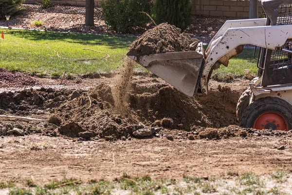 Piccolo Bulldozer Scavare Nel Cortile Installazione Della Piscina — Foto Stock