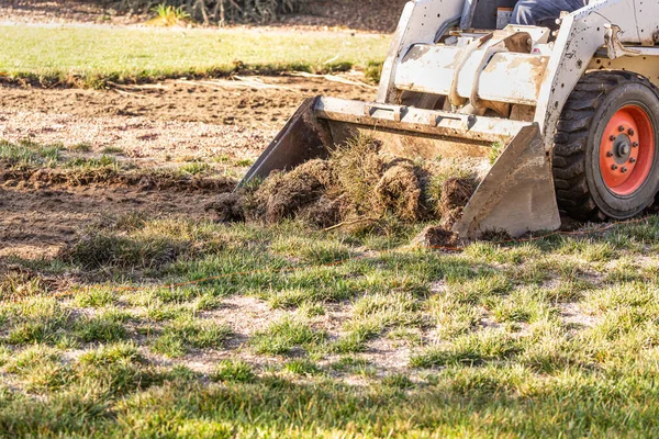 Kleine Planierraupe Entfernt Gras Vom Hof Und Bereitet Sich Auf — Stockfoto