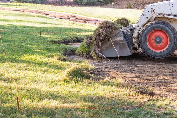 Piccolo Bulldozer Che Rimuove Erba Dal Cortile Che Prepara Installazione — Foto Stock