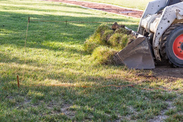 Liten Bulldozer Bort Gräs Från Gården Förberedelse För Pool Installation — Stockfoto