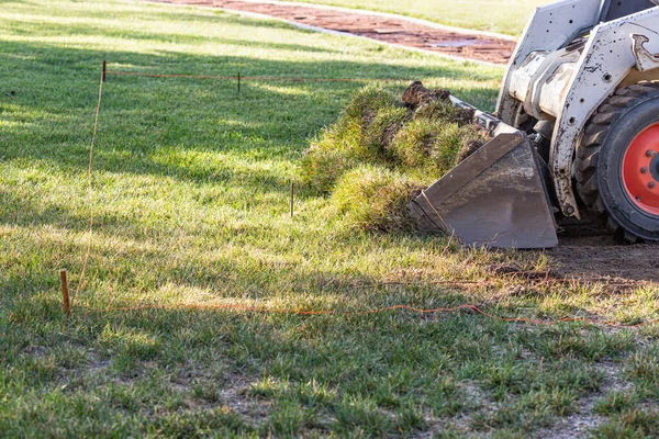 Piccolo Bulldozer Che Rimuove Erba Dal Cortile Che Prepara Installazione — Foto Stock