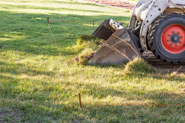 Piccolo Bulldozer Che Rimuove Erba Dal Cortile Che Prepara Installazione — Foto Stock