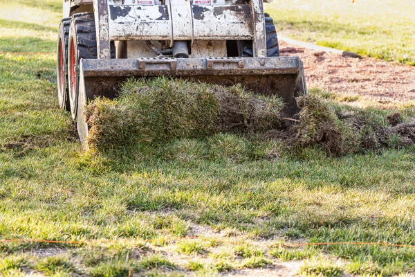 Petit Bulldozer Enlèvement Herbe Cour Préparation Pour Installation Piscine — Photo