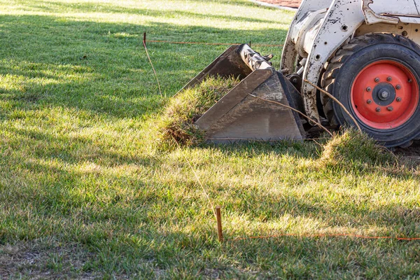 Liten Bulldozer Bort Gräs Från Gården Förberedelse För Pool Installation — Stockfoto