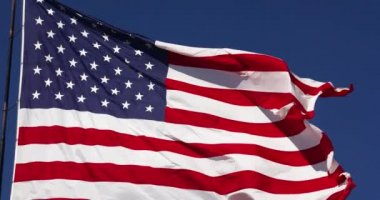 4k Slow Motion Gerçek Amerikan Bayrağı Derin Mavi Gökyüzüne Karşı Rüzgarda Dalgalanıyor