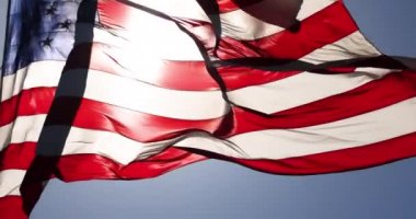 4k Slow Motion Gerçek Amerikan Bayrağı Derin Mavi Gökyüzüne Karşı Rüzgarda Dalgalanıyor