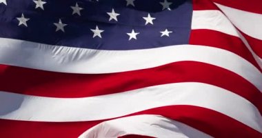 4k Slow Motion Gerçek Amerikan Bayrağı Derin Mavi Gökyüzüne Karşı Rüzgarda Dalgalanıyor