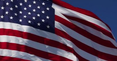 4k Slow Motion Gerçek Amerikan Bayrağı Derin Mavi Gökyüzüne Karşı Rüzgarda Dalgalanıyor
