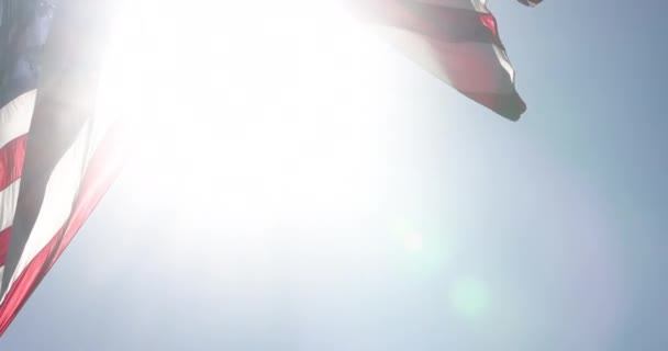 Slow Motion Hintergrundbeleuchtete Real American Flagge Weht Wind Vor Einem — Stockvideo