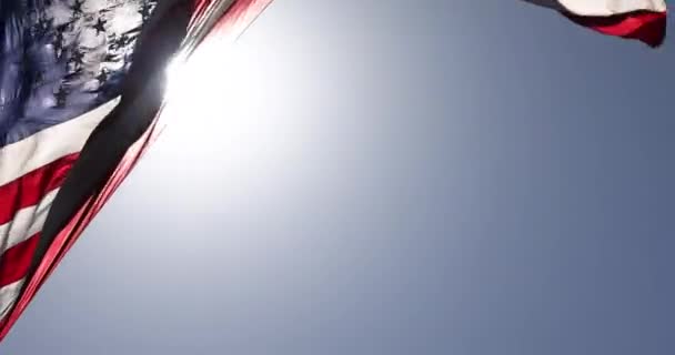 Slow Motion Hintergrundbeleuchtete Real American Flagge Weht Wind Vor Einem — Stockvideo