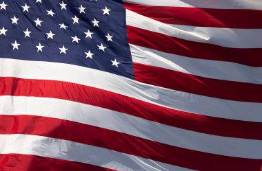 Derin Mavi Gökyüzüne karşı Rüzgarda Dalgalanan Amerikan Bayrağı.
