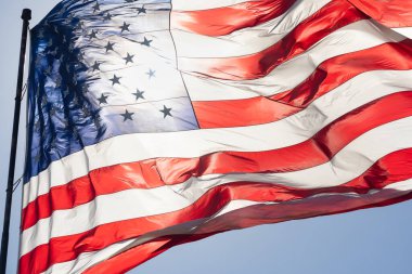 Koyu Mavi Gök 'e Karşı Rüzgarda Dalgalanan Amerikan Bayrağı.