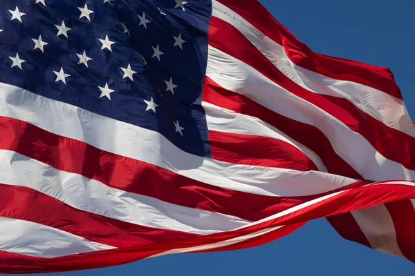 Bandeira Americana Acenando Vento Contra Céu Azul Profundo — Fotografia de Stock