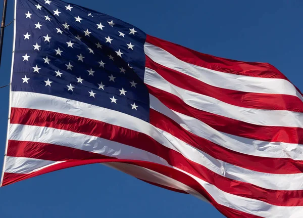 Amerykańska Flaga Falująca Wietrze Przeciwko Głębokiemu Niebieskiemu Niebu — Zdjęcie stockowe