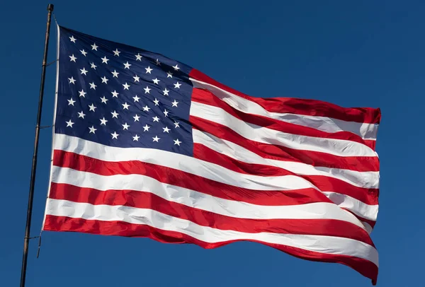 Americká Vlajka Vlnící Větru Proti Tmavě Modré Obloze — Stock fotografie