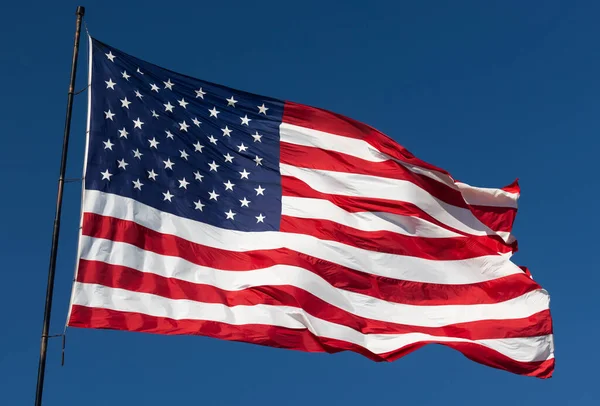 Bandera Americana Ondeando Viento Contra Cielo Azul Profundo —  Fotos de Stock