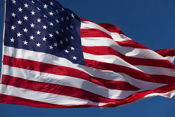 Amerikanische Flagge Weht Wind Vor Tiefblauem Himmel — Stockfoto