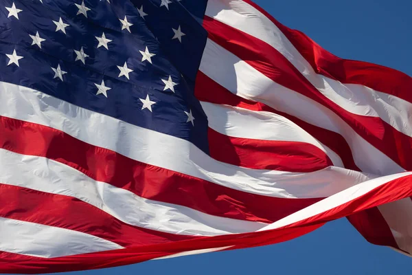 Bandera Americana Ondeando Viento Contra Cielo Azul Profundo — Foto de Stock