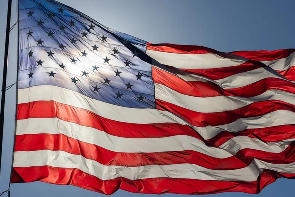 Bandeira Americana Retroiluminada Acenando Vento Contra Céu Azul Profundo — Fotografia de Stock