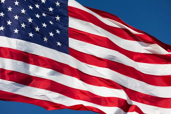 Αμερικανική Σημαία Κυματίζει Στον Άνεμο Ενάντια Ένα Βαθύ Γαλάζιο Ουρανό — Φωτογραφία Αρχείου