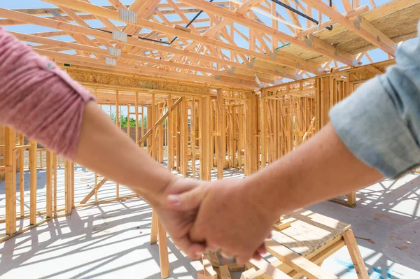 Pareja Sosteniendo Las Manos Mirando Nuevo Marco Casa Construcción —  Fotos de Stock