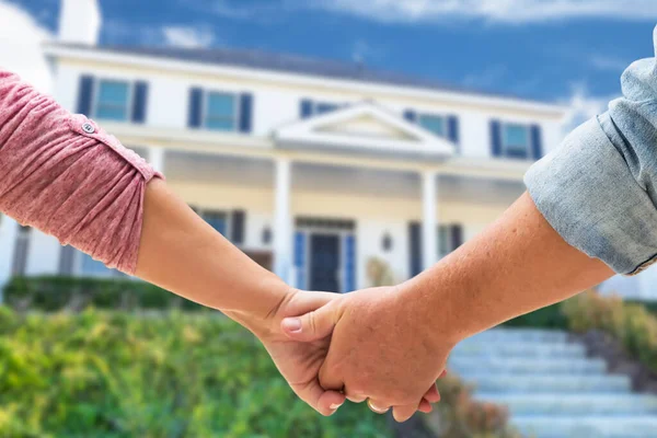 Casal Segurando Mãos Aproximando Porta Frente Nova Casa — Fotografia de Stock