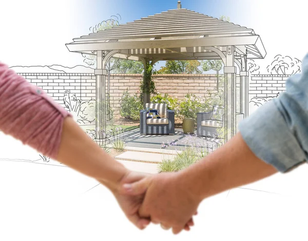 New Yard Pergola Nın Tasarım Çizimine Fotoğrafına Bakan Çift Ele — Stok fotoğraf