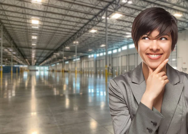 Denken Gemengde Race Zakenvrouw Staande Leeg Industrieel Pakhuis — Stockfoto