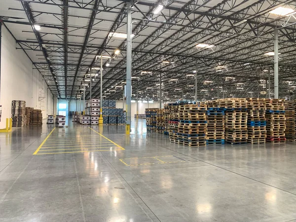 Interior Almacén Industrial Vacío Masivo Con Paletas Apiladas —  Fotos de Stock