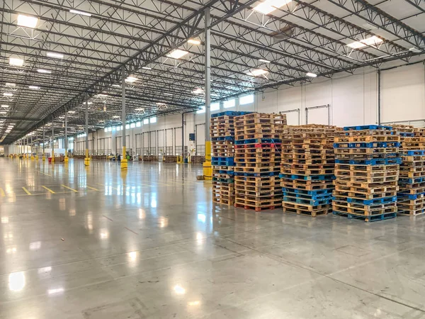 Interior Almacén Industrial Vacío Masivo Con Paletas Apiladas — Foto de Stock