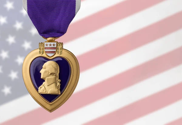 Purple Heart Miltary Merit Medal Mot Upphetsad Amerikansk Flagga — Stockfoto