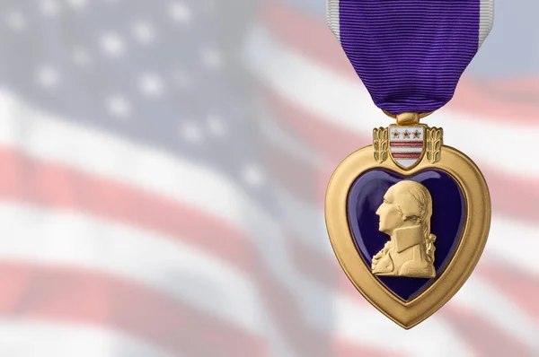 Medalha Mérito Militar Coração Púrpura Contra Bandeira Americana Fantasma — Fotografia de Stock