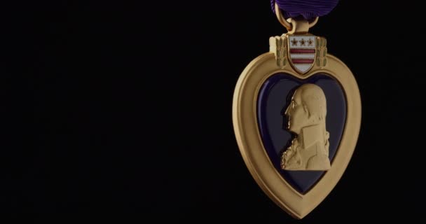 Μωβ Μετάλλιο Καρδιά Για Στρατιωτική Αξία Περιστρέφεται Αργά Μαύρο Φόντο — Αρχείο Βίντεο