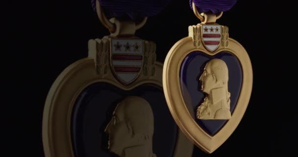 Medalha Coração Roxo Por Mérito Militar Girando Lentamente Fundo Preto — Vídeo de Stock