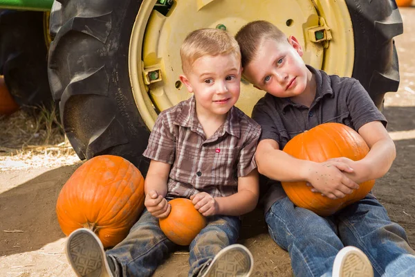 Twee Jongens Hebben Plezier Bij Pompoen Patch Een Herfstdag — Stockfoto