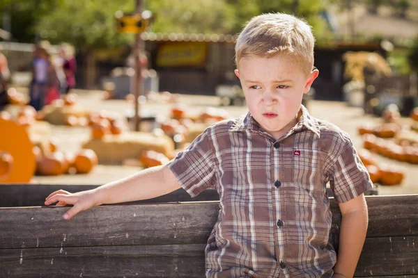 Bedårande Liten Pojke Står Mot Gamla Trä Vagn Pumpa Patch — Stockfoto
