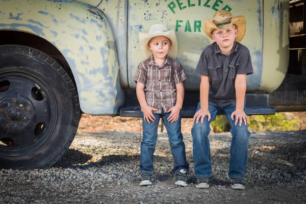 Two Young Boys Wearing Cowboy Hats Leaning Antique Truck Rustic — Stock Photo, Image