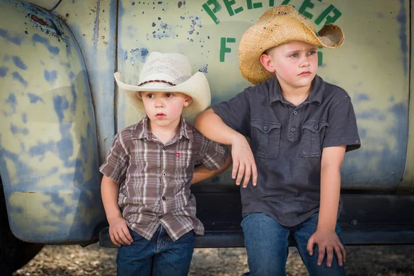 Dva Mladí Chlapci Nosí Kovbojské Klobouky Opírající Starožitný Náklaďák Rustikální — Stock fotografie