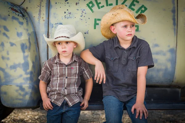 Two Young Boys Wearing Cowboy Hats Leaning Antique Truck Rustic — Stock Photo, Image