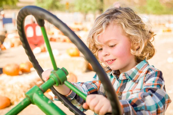 Liten Pojke Som Har Roligt Traktor Rustik Ranch Inställning Pumpa — Stockfoto