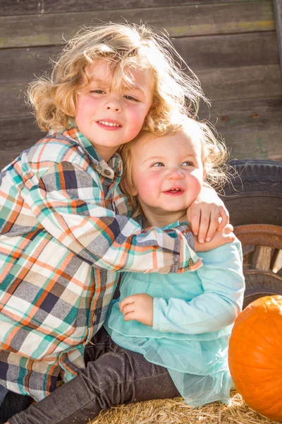 Lieve Kleine Jongen Speelt Met Zijn Kleine Zus Een Rustieke — Stockfoto