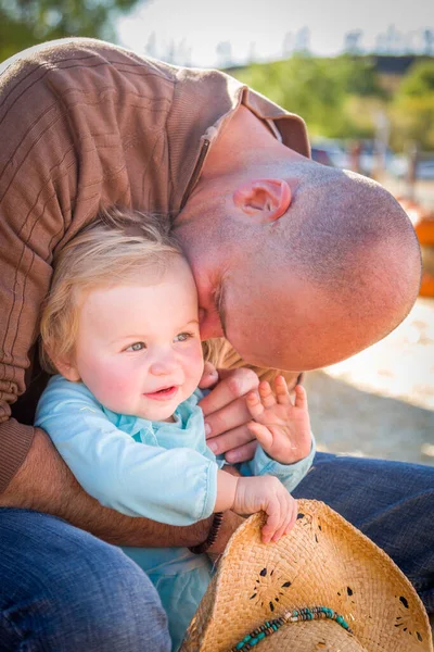 Schattige Jonge Familie Geniet Van Een Dag Pompoen Patch — Stockfoto